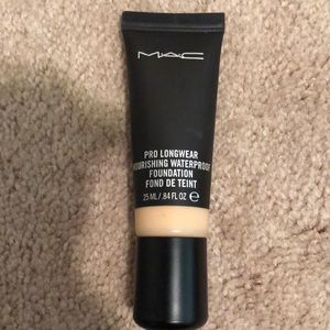 Mac Pro longwear foundation NC25